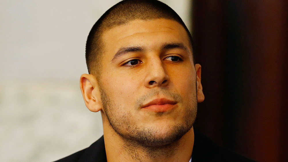 Aaron Hernandez posa en la corte