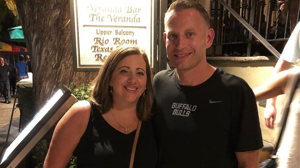 Crystal Oats y Nate Oats posando afuera de un restaurante en una foto de Instagram