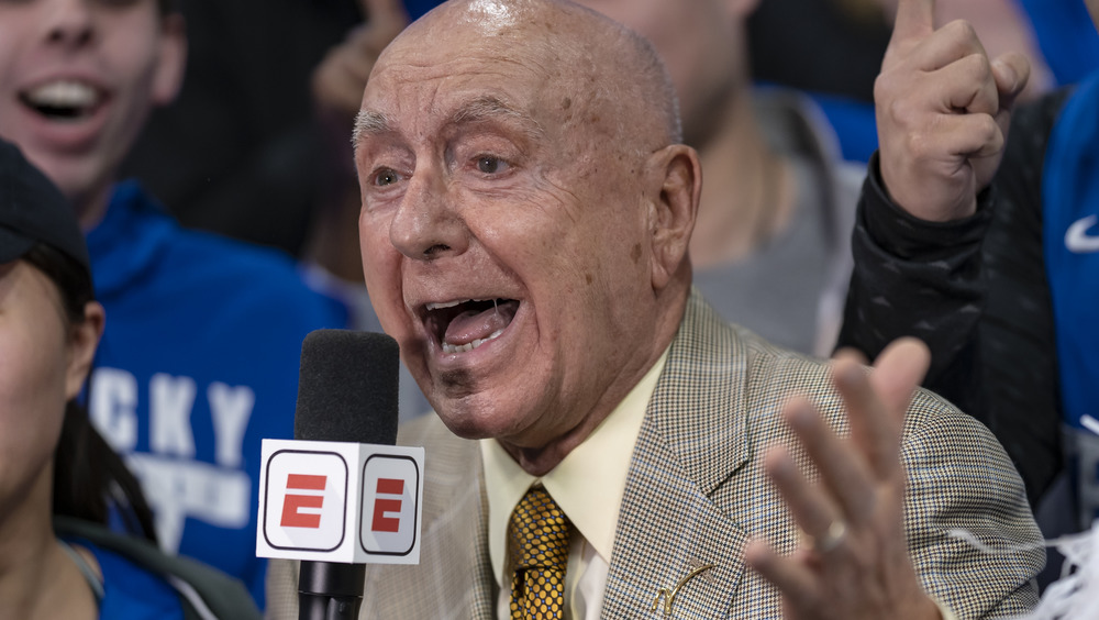 El comentarista deportivo de ESPN Dick Vitale hablando emocionado por un micrófono