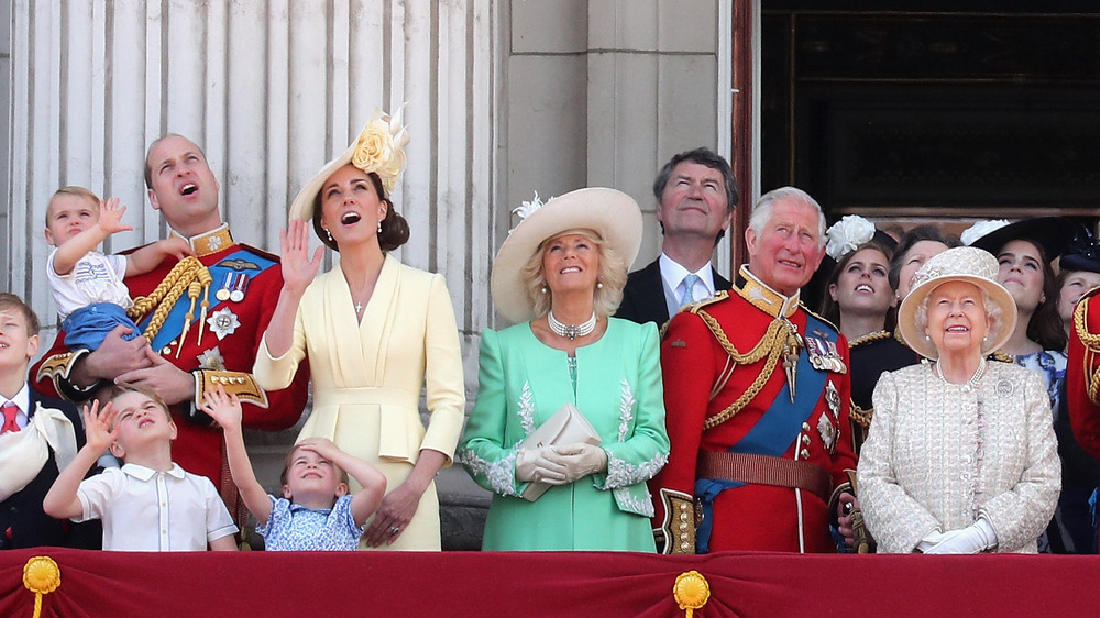 Miembros de la familia real ven el Trooping the Color 2019