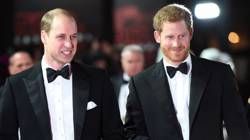 El príncipe William y el príncipe Harry con esmoquin en un evento