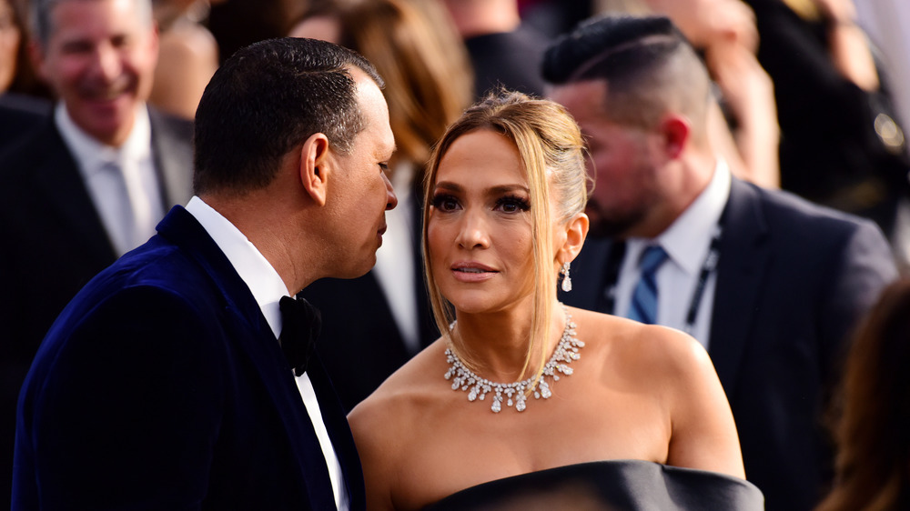 Alex Rodríguez hablando con Jennifer Lopez en la alfombra roja