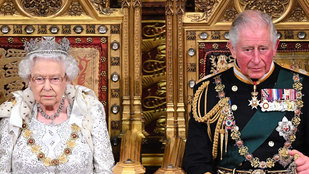 La reina Isabel II y el príncipe Carlos sentados en tronos