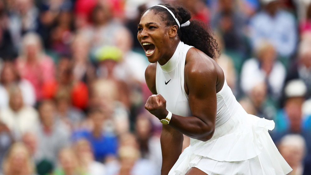 Serena Williams jugando tenis competitivo en la cancha