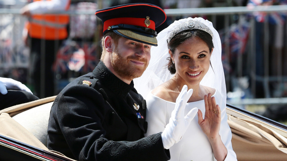 El príncipe Harry y Meghan Markle saludando después de la boda