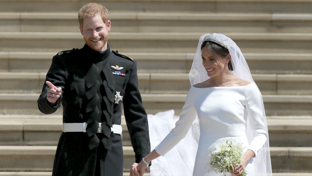 El príncipe Harry y Meghan Markle sonriendo el día de la boda