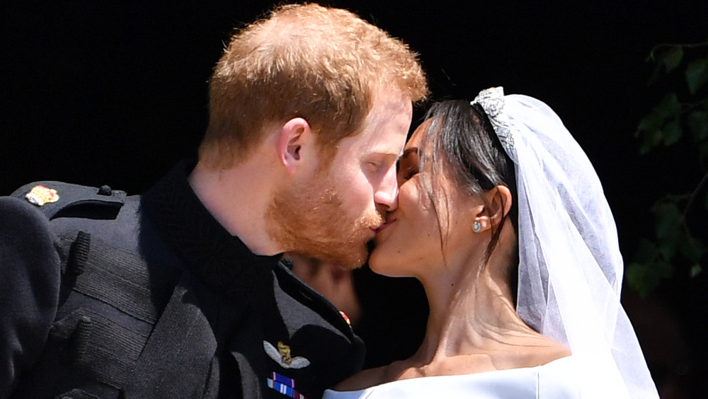 El príncipe Harry y Meghan Markle se besan