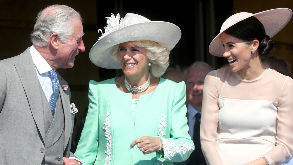 El príncipe Carlos, Camilla, la duquesa de Cornualles y Meghan Markle riendo juntos 