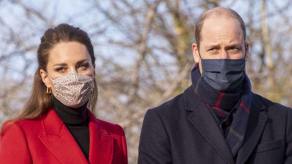 Kate Middleton y el príncipe William con máscaras