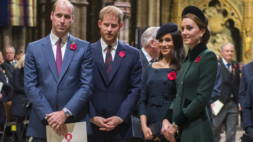 El príncipe Willliam, el príncipe Harry, Meghan Markle y Kate Middleton en un evento 