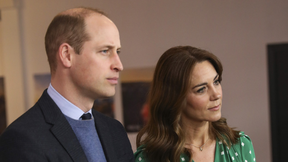 El príncipe William y Kate Middleton escuchan a una banda local durante una reunión con los artistas del circo comunitario de Galway