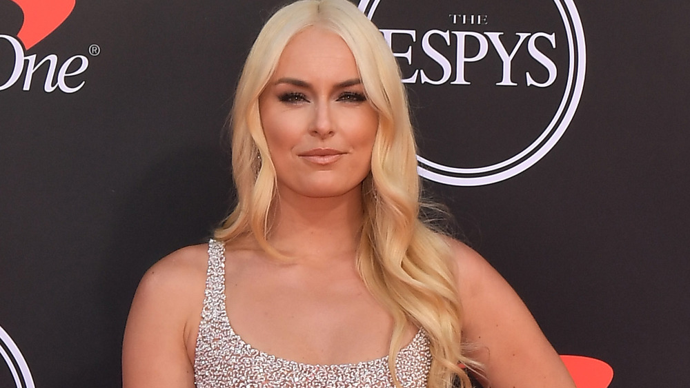 Lindsey Vonn da una mirada ardiente a las cámaras en la alfombra roja de los Premios ESPY