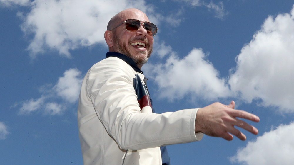 Pitbull sonriendo con gafas de sol