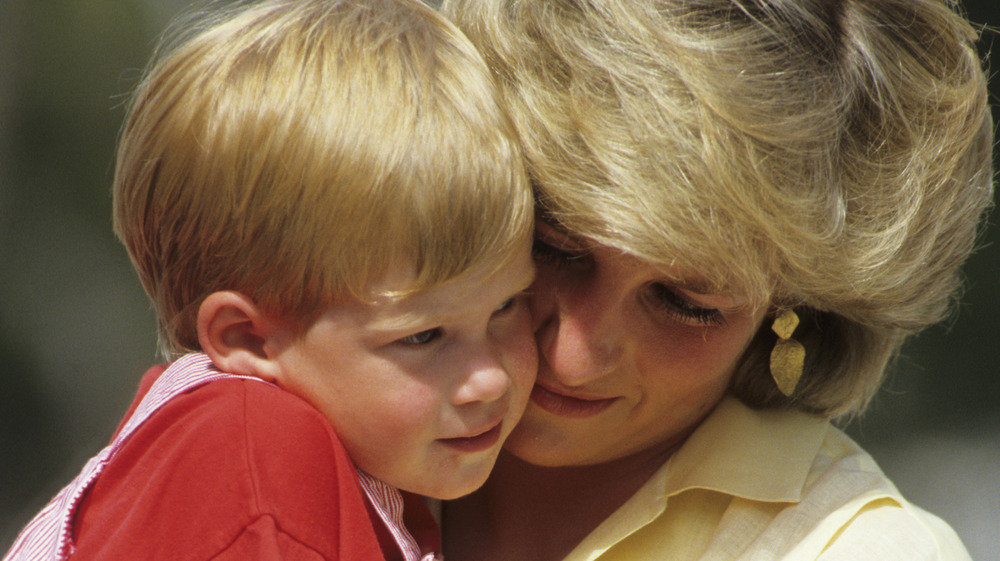 La princesa Diana sosteniendo al príncipe Harry cuando era niño