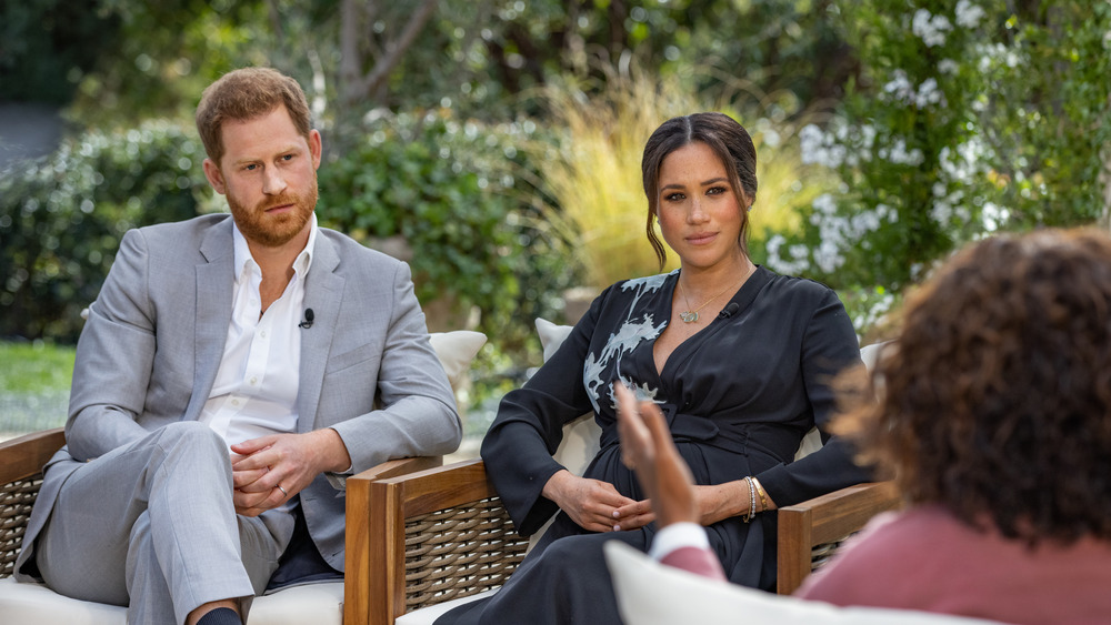 El príncipe Harry y Meghan hablando durante su entrevista con Oprah Winfrey