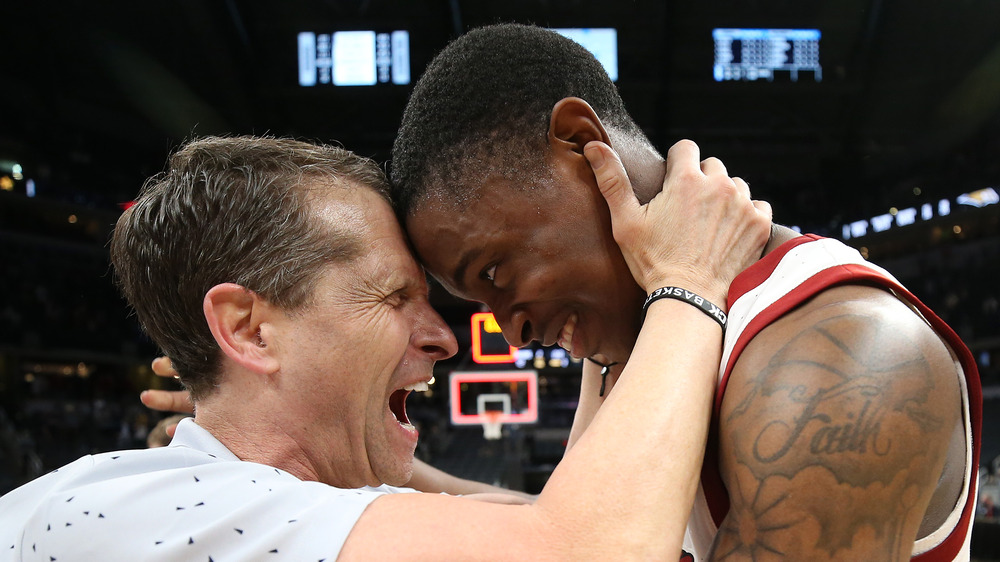 Eric Musselman abrazando a su jugador de baloncesto