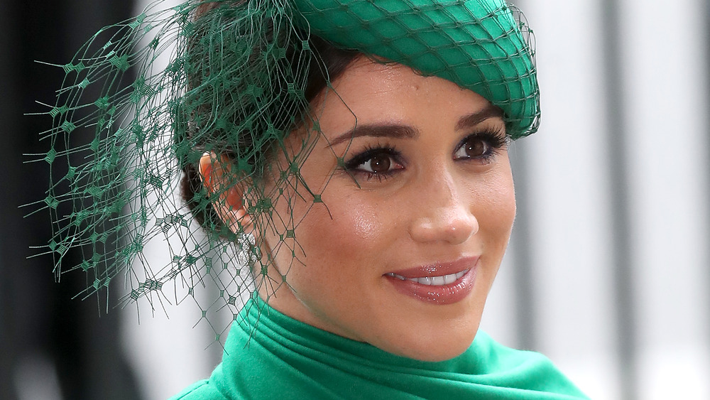 Meghan Markle sonriendo en verde