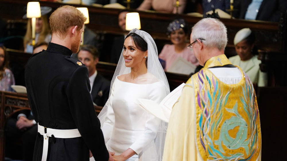 Arzobispo dirigiendo la ceremonia de boda de Meghan y Harry