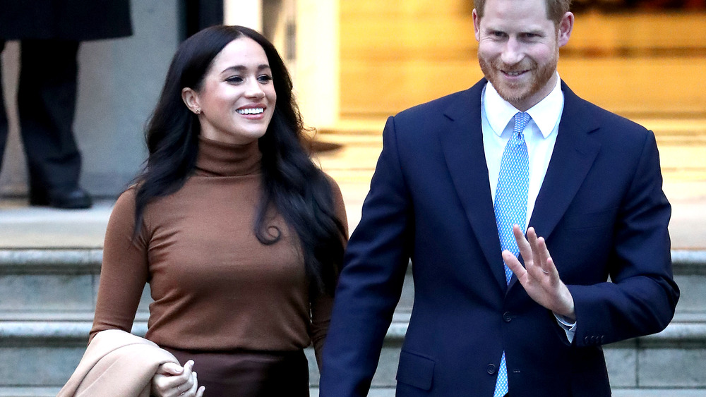 Meghan Markle y el príncipe Harry caminando