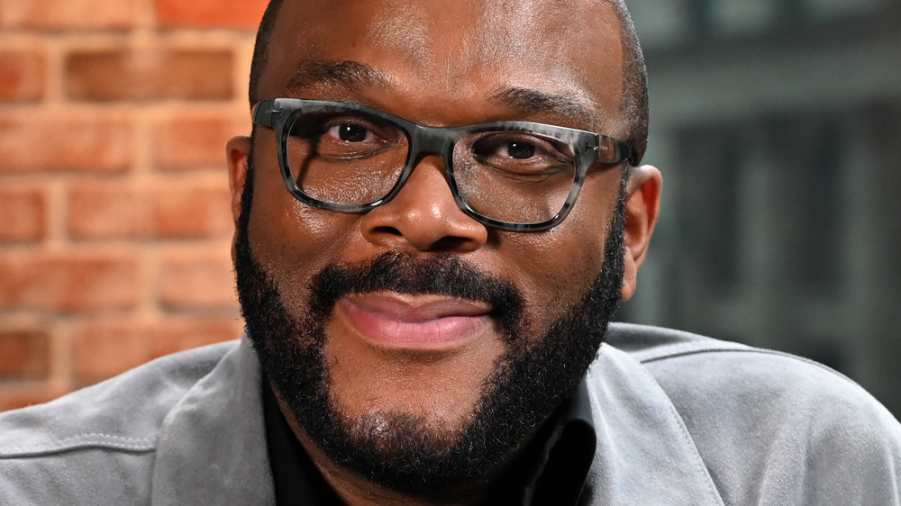 Tyler Perry con gafas durante una entrevista