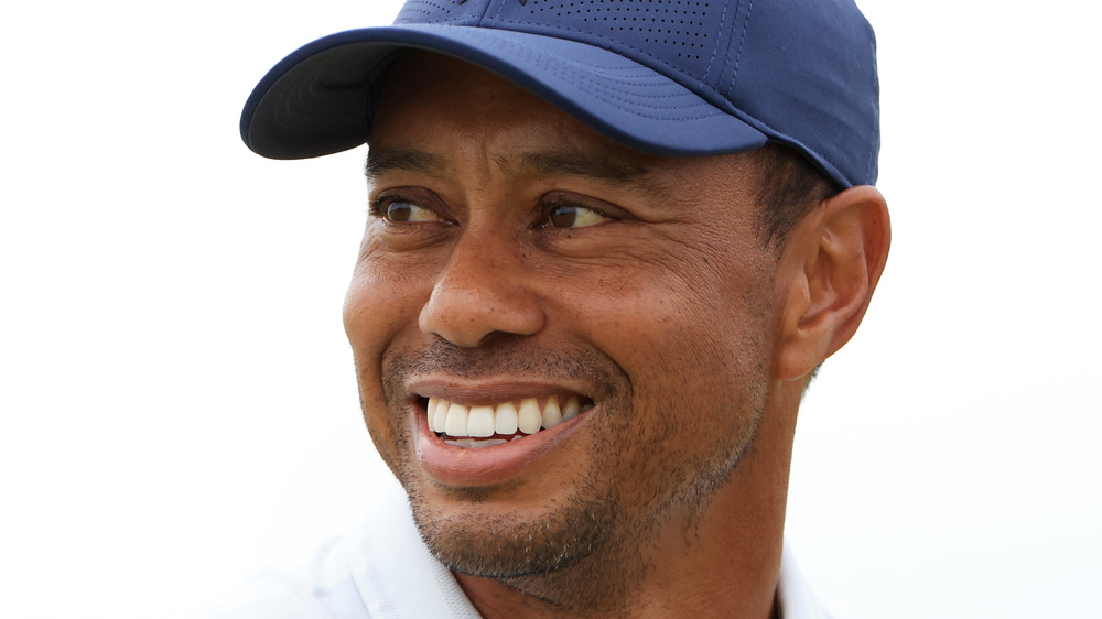 Tiger Woods sonríe en un campo de golf