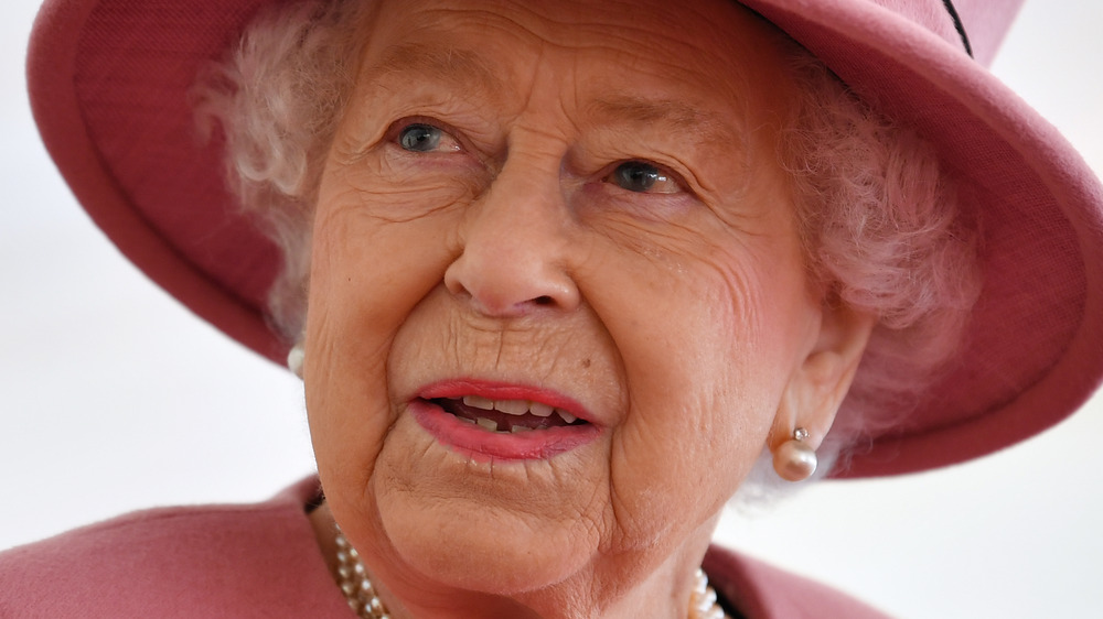 Sombrero rosa de la reina Isabel