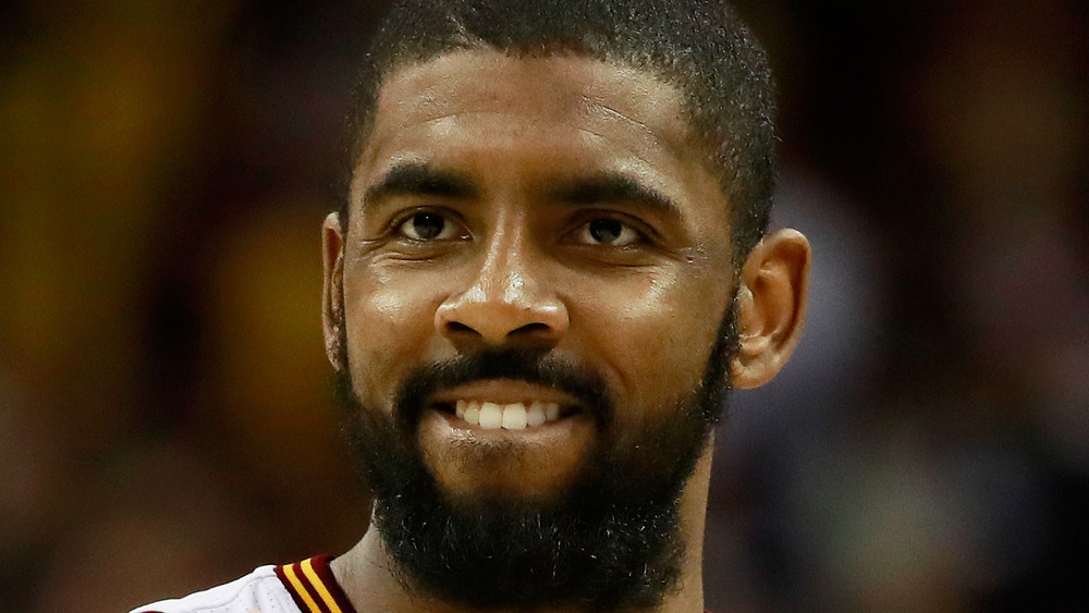 Kyrie Irving jugando en la cancha de baloncesto 