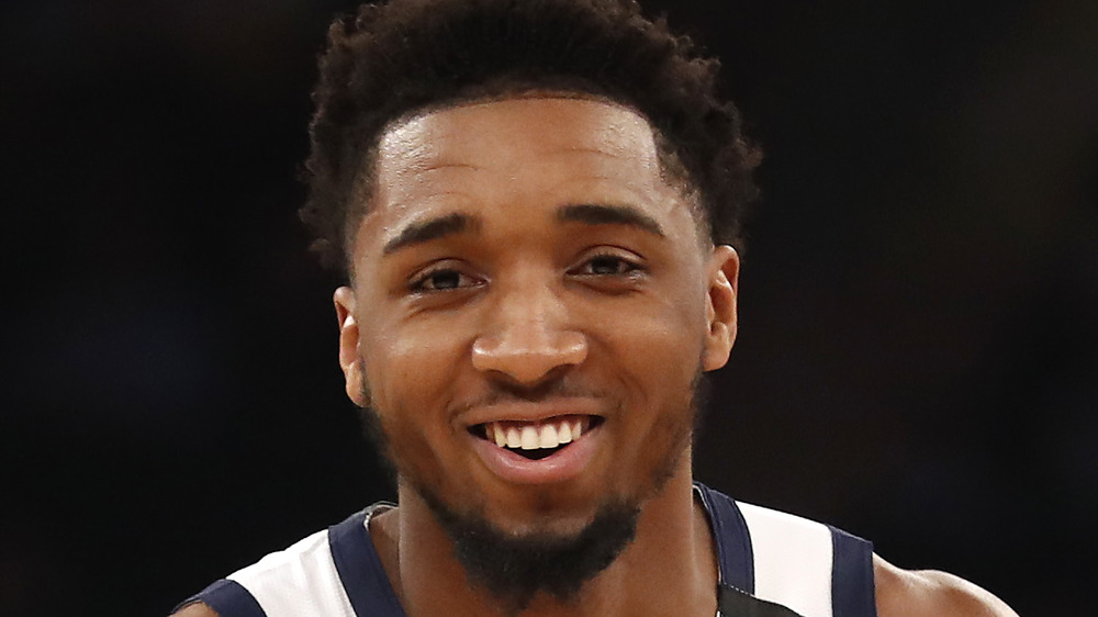 Donovan Mitchell sonriendo en la cancha