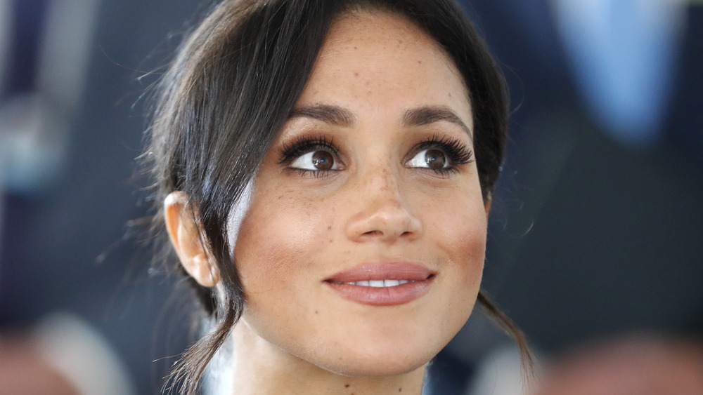 Meghan Markle sonriendo en un evento