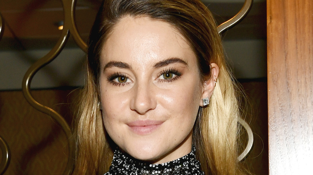 Shailene Woodley posa con una blusa negra brillante