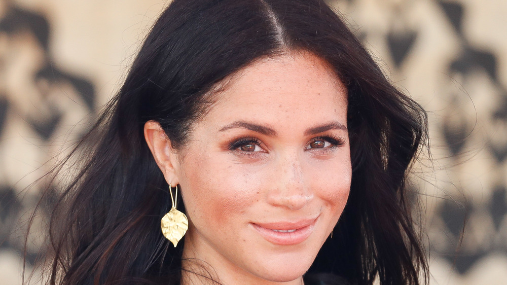 Meghan Markle sonriendo en un evento