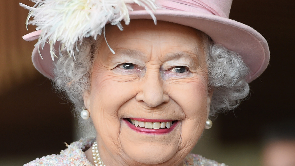 La reina Isabel II sonriendo