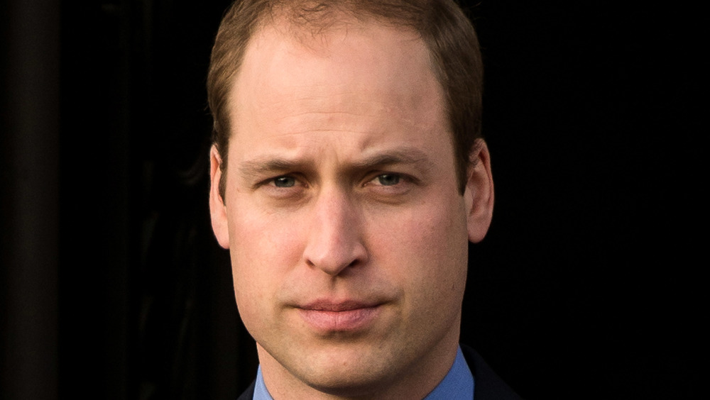 Prince William mirando a la cámara