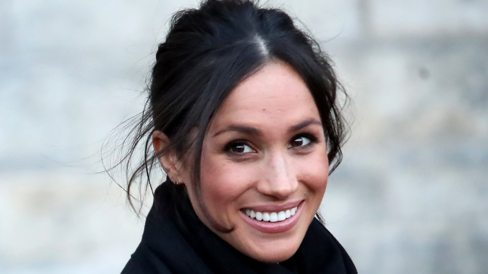 Meghan Markle sonriendo para las cámaras