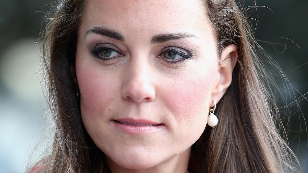 Kate Middleton mirando