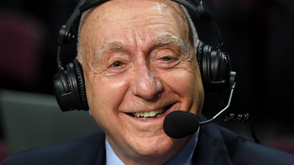 Locutor de ESPN Dick Vitale sonriendo, usando un auricular de transmisión