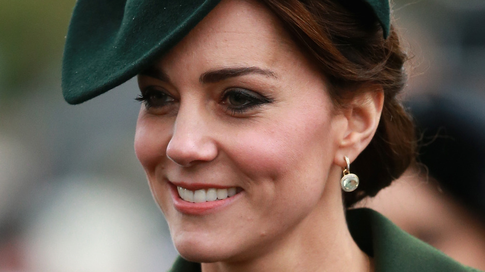 Kate Middleton sonriendo en verde