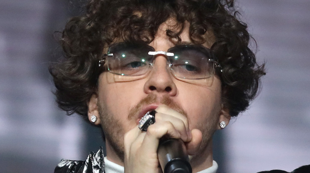 Jack Harlow actúa en el escenario