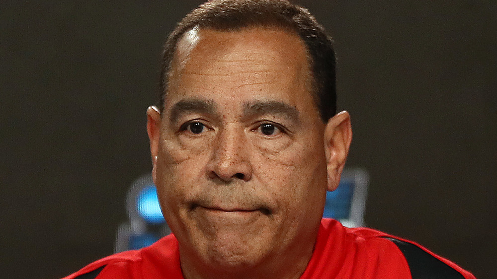 Kelvin Sampson se ve serio