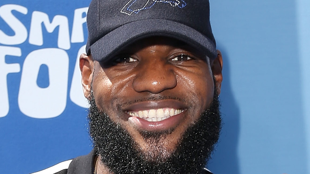 LeBron James en la alfombra roja