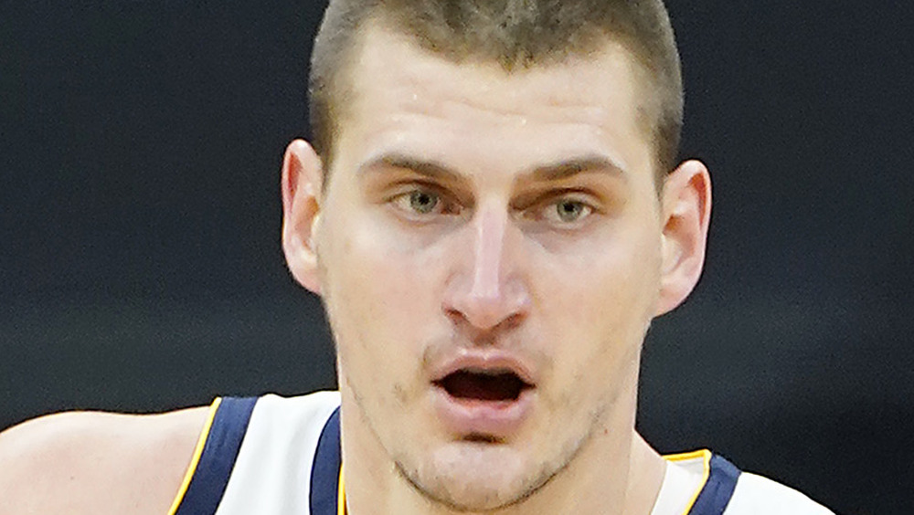 Nikola Jokic jugando baloncesto para los Denver Nuggets 