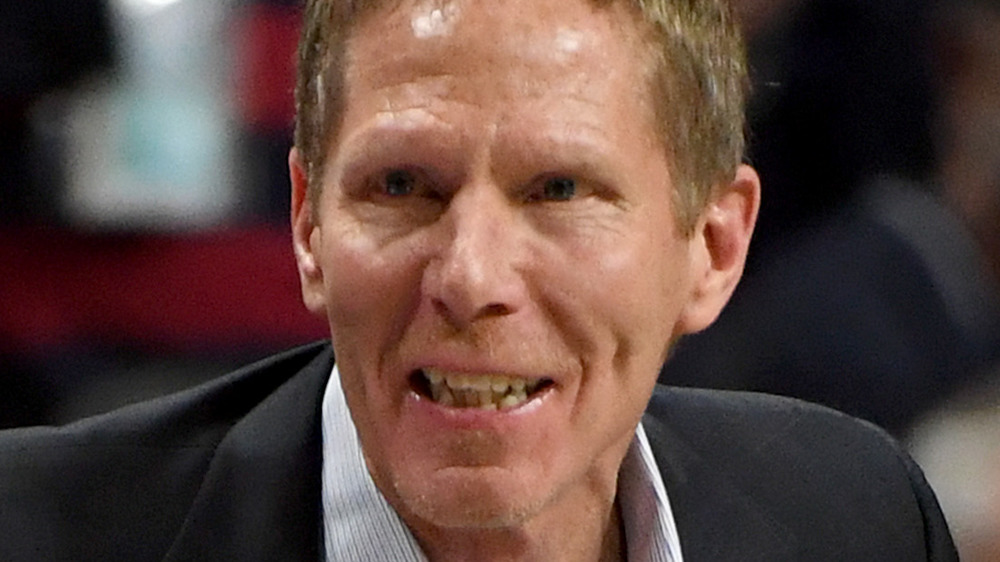 Mark Few sonríe a los jugadores