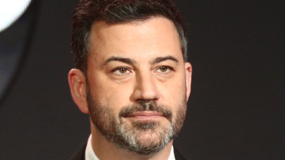 Jimmy Kimmel con una expresión seria.