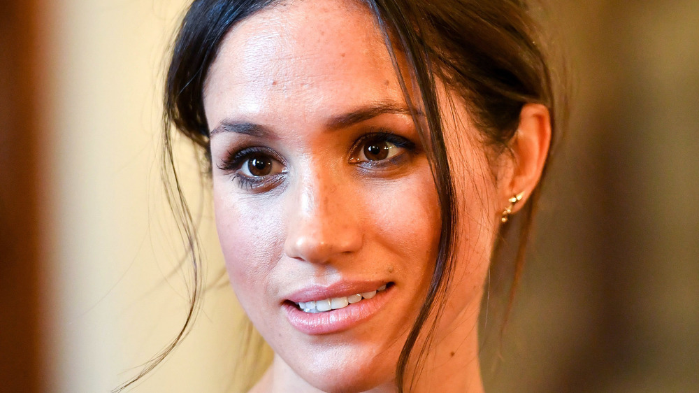 Meghan Markle da una mirada pensativa mientras está en funciones reales