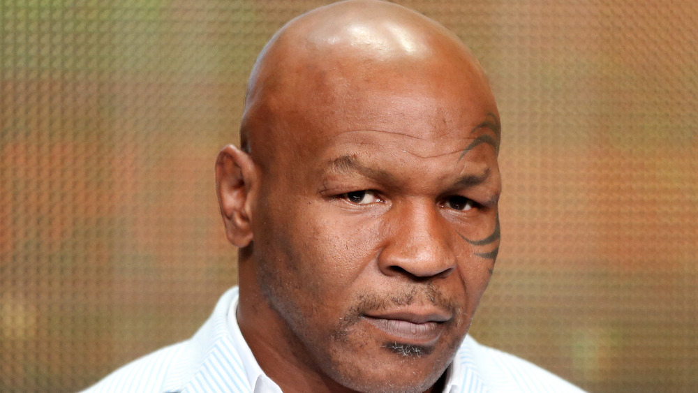 Mike Tyson mirando