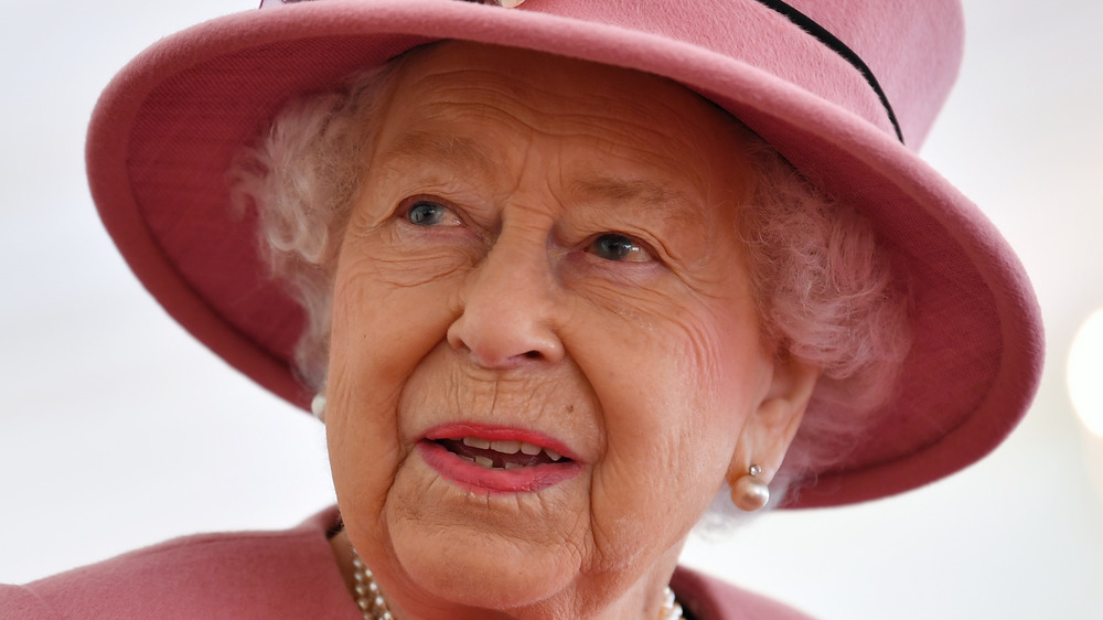 La reina Isabel II mirando hacia un lado