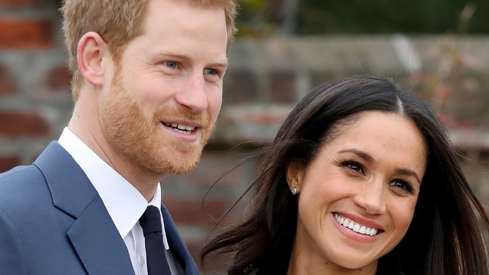 El príncipe Harry y la actriz Meghan Markle durante un photocall oficial para anunciar su compromiso en The Sunken Gardens en el Palacio de Kensington el 27 de noviembre de 2017