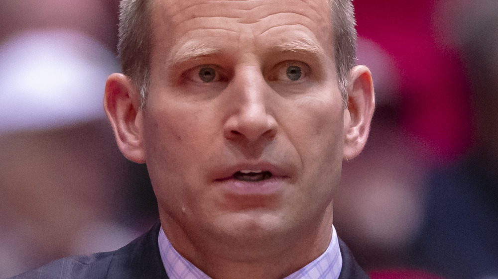 El entrenador de Alabama Crimson Tide, Nate Oats, parece preocupado 