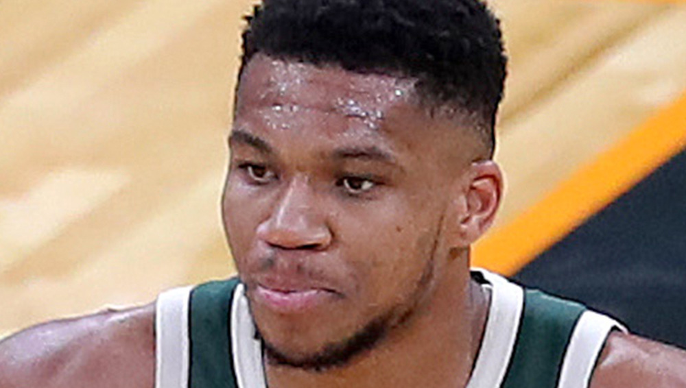 Giannis Antetokounmpo en la cancha de baloncesto