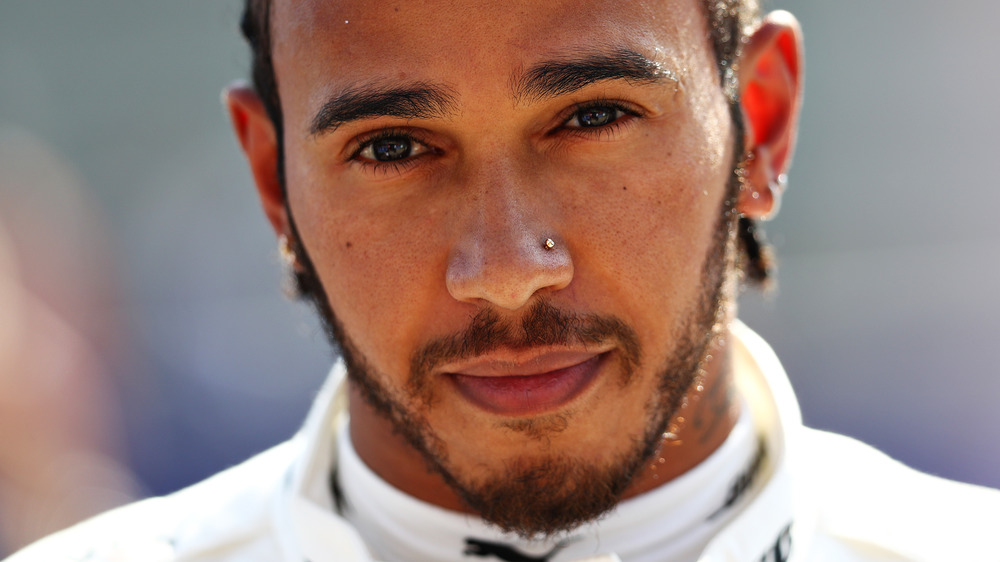 Lewis Hamilton con expresión neutra